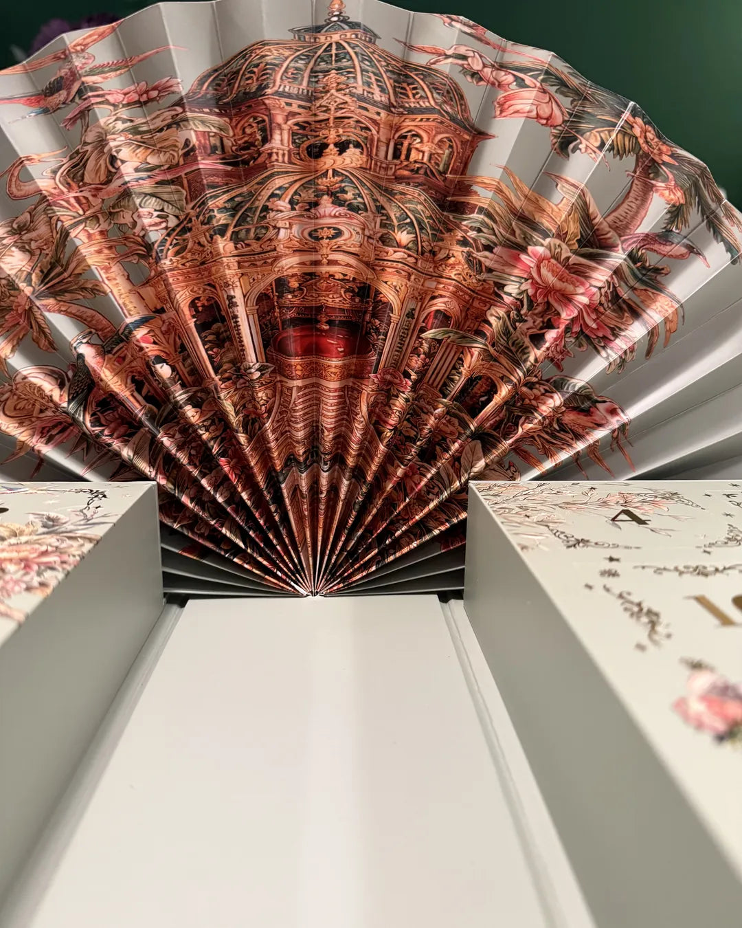 La escena pop-up en abanico del calendario, abierta sobre el libro