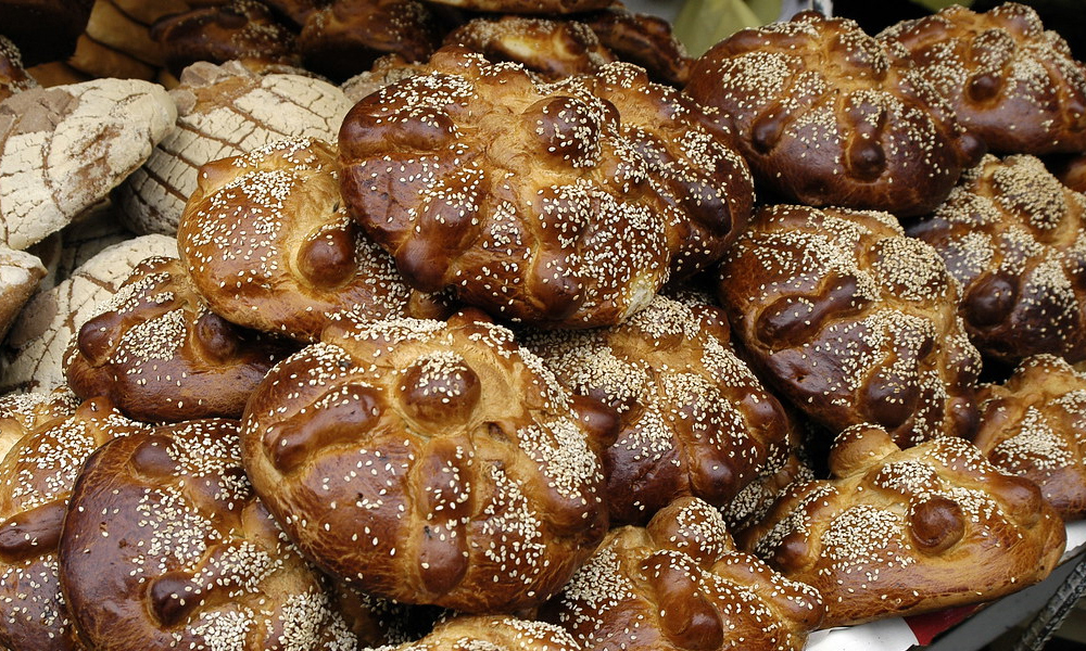 Panes y costumbres de México: Pan de Muerto, el orígen, presente y futuro.