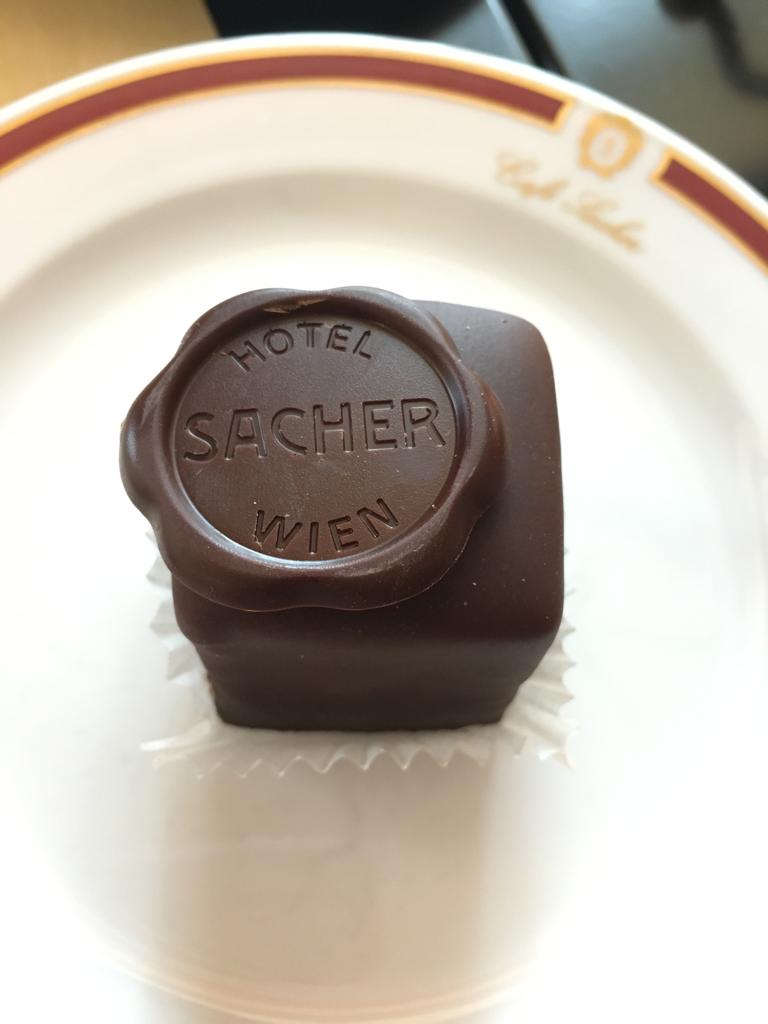 El Pastel Sacher y su Heroica Batalla Contra Demel: Una Tradición Vienesa. 