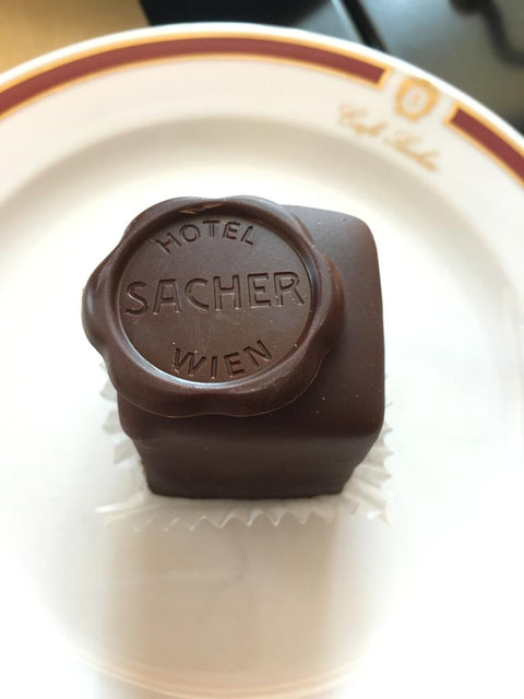 El Pastel Sacher y su Heroica Batalla Contra Demel: Una Tradición Vienesa.