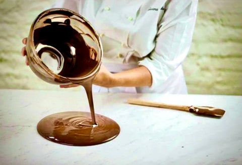 Técnicas paso a paso para temperar el chocolate.