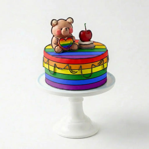 Mini pastel arcoíris San Valentín con osito y corazón, fondo blanco