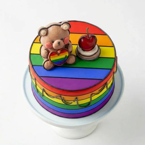 Mini pastel arcoíris San Valentín con osito y corazón, fondo blanco pride gay