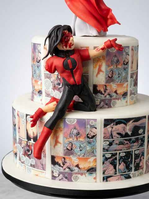 Pastel Invincible personalizado con figuras en fondant