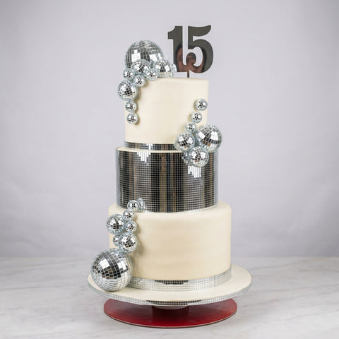 Pastel de XV Años Estilo Disco con Esferas Plateadas