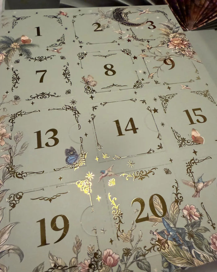 Las ventanas numeradas del calendario, con foil dorado, flores y aves