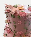 Detalle de rosas, pétalos y mariposa en la orilla del pastel L'Autrichienne CDMX