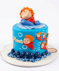 Pastel inspirado en Ponyo de fondant azul mar con figura modelada a mano, peces azul marino y nombre dorado personalizado, L'Autrichienne CDMX