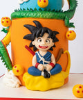 Un pastel personalizado inspirado en Dragon Ball, diseñado para fans de Goku, Shenlong y las Esferas del Dragón.