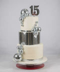 Pastel de XV Años Estilo Disco con Esferas Plateadas