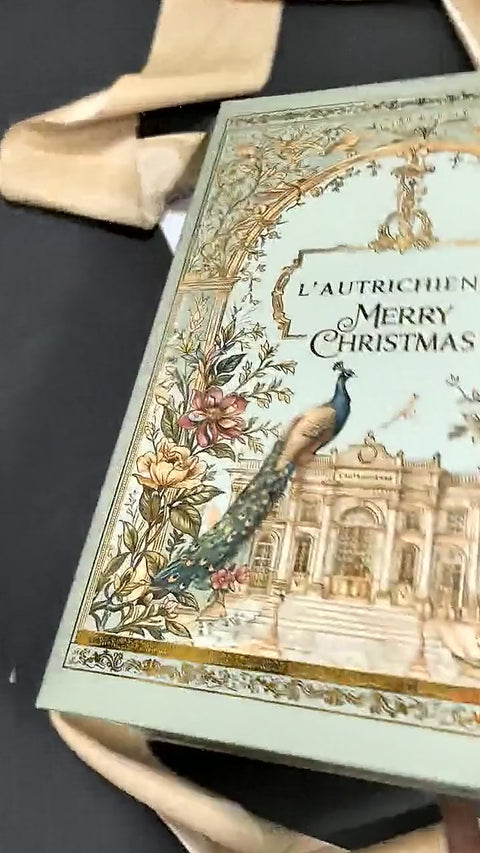 El calendario impreso: se desata el moño, se abre el libro, se despliega el abanico y aparecen las ventanas