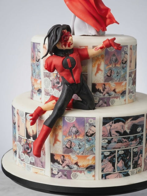 Pastel Invincible personalizado con figuras en fondant