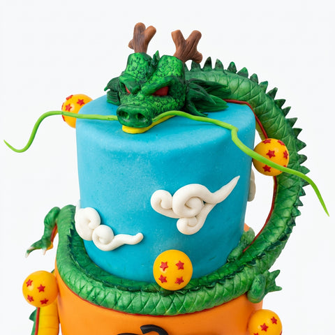 Un pastel personalizado inspirado en Dragon Ball, diseñado para fans de Goku, Shenlong y las Esferas del Dragón.