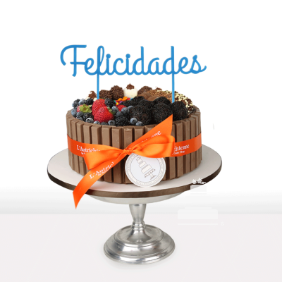 Pastel de chocolate Kitkat con logo de Felicidades trufas y frutos