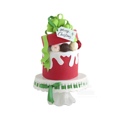 Pastel decorado como caja de regalo navideño con trufas