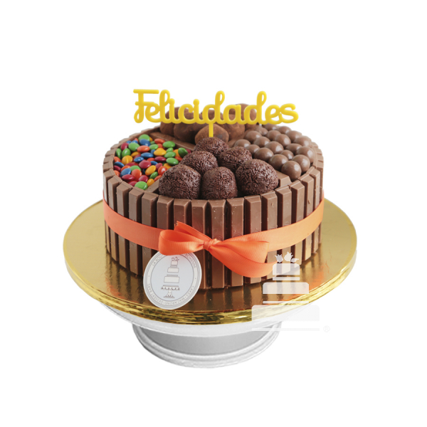 Felicidades KitKat Chocolate Cake con lunetas, frescas y chocolates