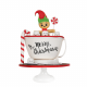Pastel decorad de duende navideño dentro de taza