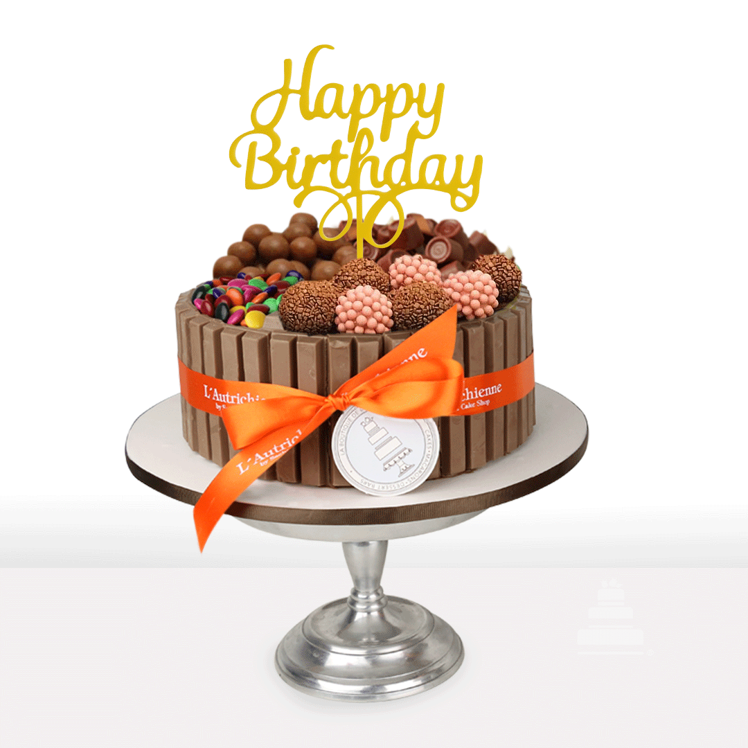 Pastel para regalo de cumpleaños, con monograma Happy Birthday y chocolates  KitKat, decorado con M&Ms y trufas