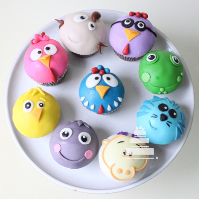 cupcakes decorados con los personajes de gallinita pintadita de colores llamativos