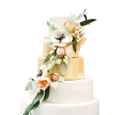  pastel de boda con hoja de oro y tulipanes elegantes en cascada