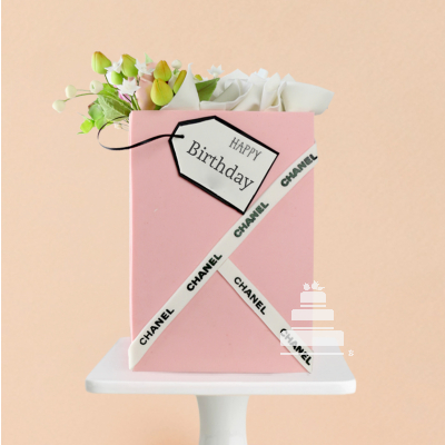 Love in the Box, Pastel con forma de caja de regalo Chanel con flores