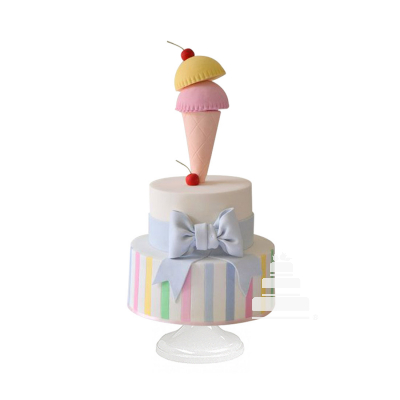 Pastel decorado con helado y tonos tenues tipo de los 50s retro