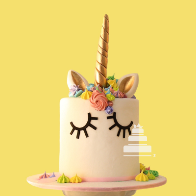 Unicornio Cake, pastel con forma de unicornio decorado con merengues