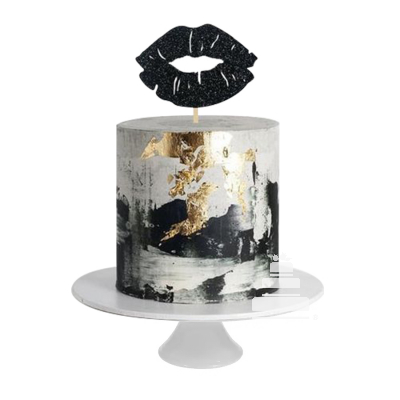 Glitter Kiss, pastel con elegante decoración de fondant para cumpleaños delabios negros en tonos grises y dorado