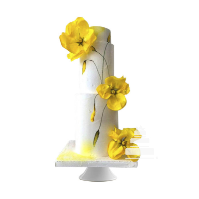 Pastel de fondant con flores comestibles de color amarillo 