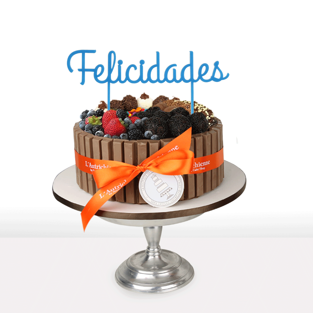 Pastel de chocolate Kitkat con logo de Felicidades trufas y frutos