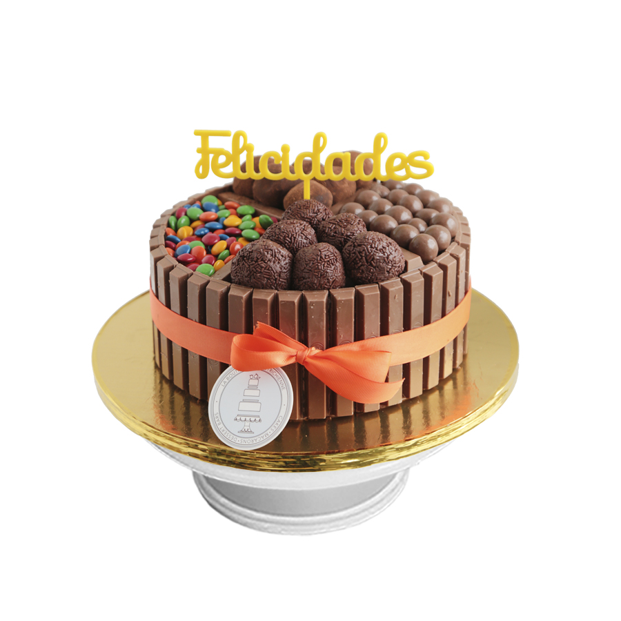 Felicidades KitKat Chocolate Cake con lunetas, frescas y chocolates