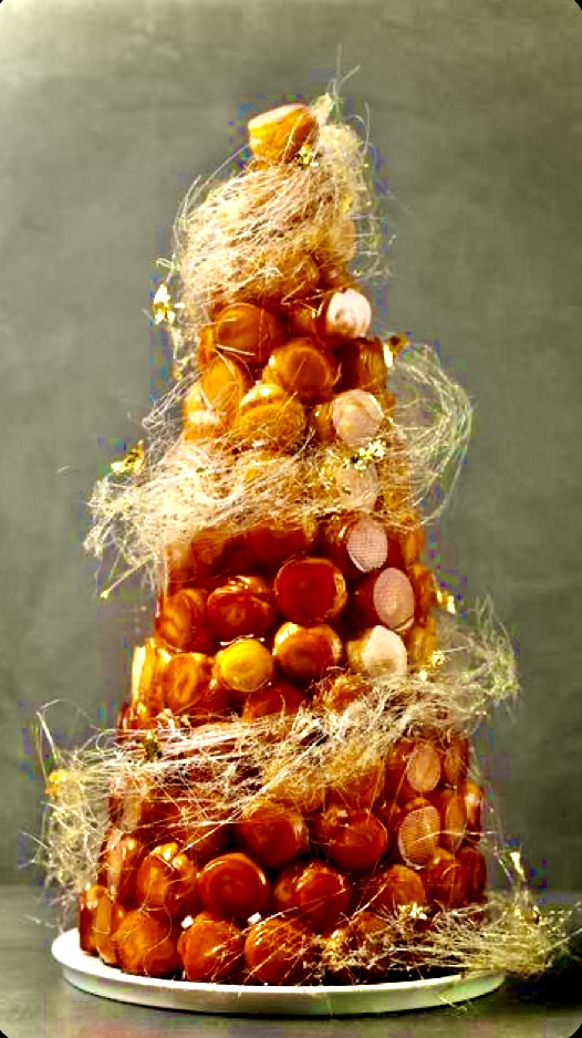 La imagen muestra un croquembouche decorado con azúcar 
