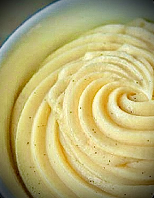 Crema pastelera en un ramequi