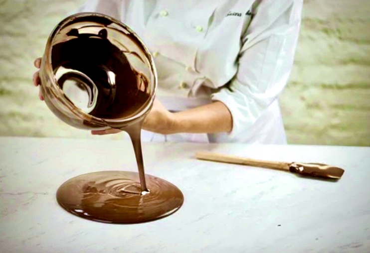 En esta imagen se muestra como se enfría el chocolate en una mesa de mármol 