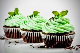 Cupcakes de color verde hechos con chocolate y menta
