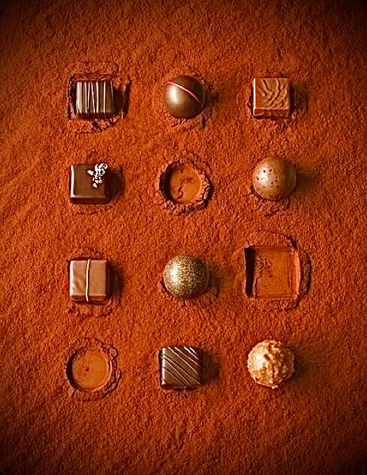 Chocolates sobre cocoa en polvo
